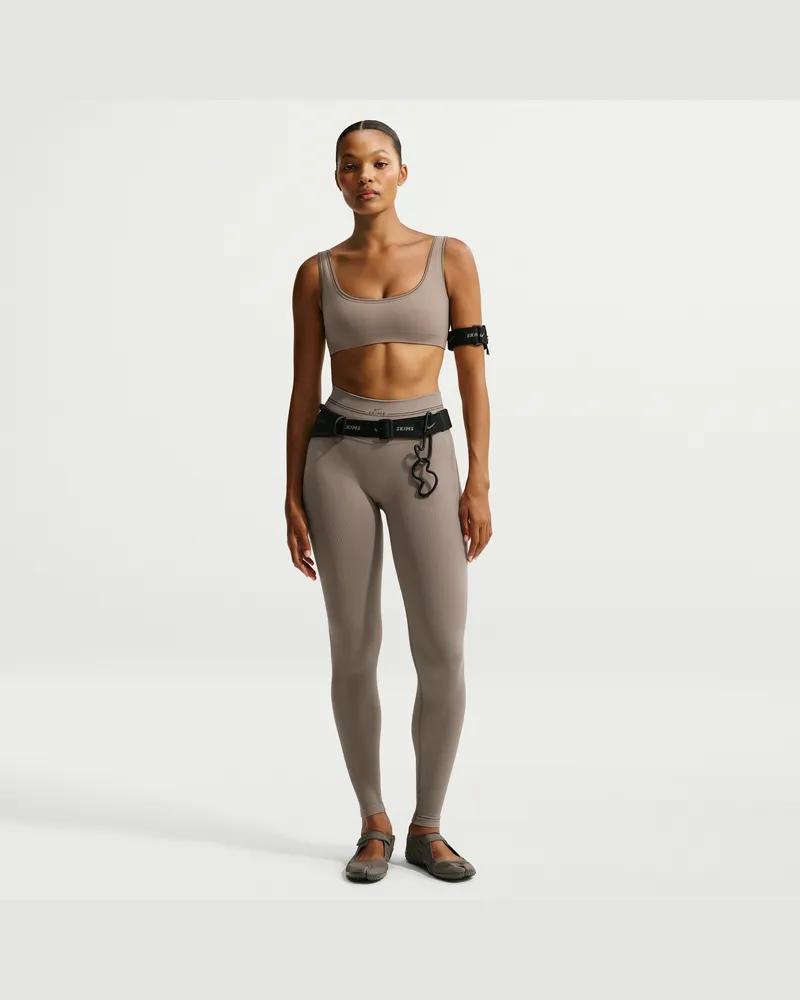 Nike SKIMS Leggings mit 66 cm hohem Bund und nahtlosem Rippmaterial (Damen) - Braun Braun