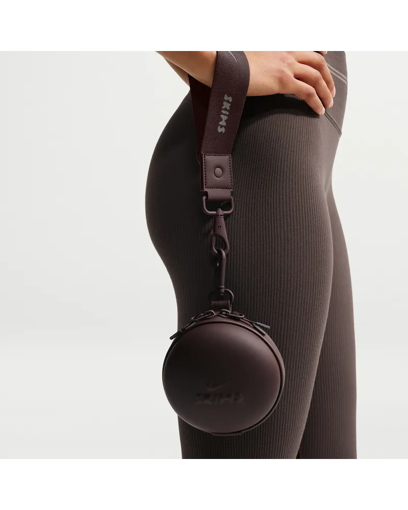 Nike SKIMS rundes Hartschalenetui (Damen) - Braun Braun