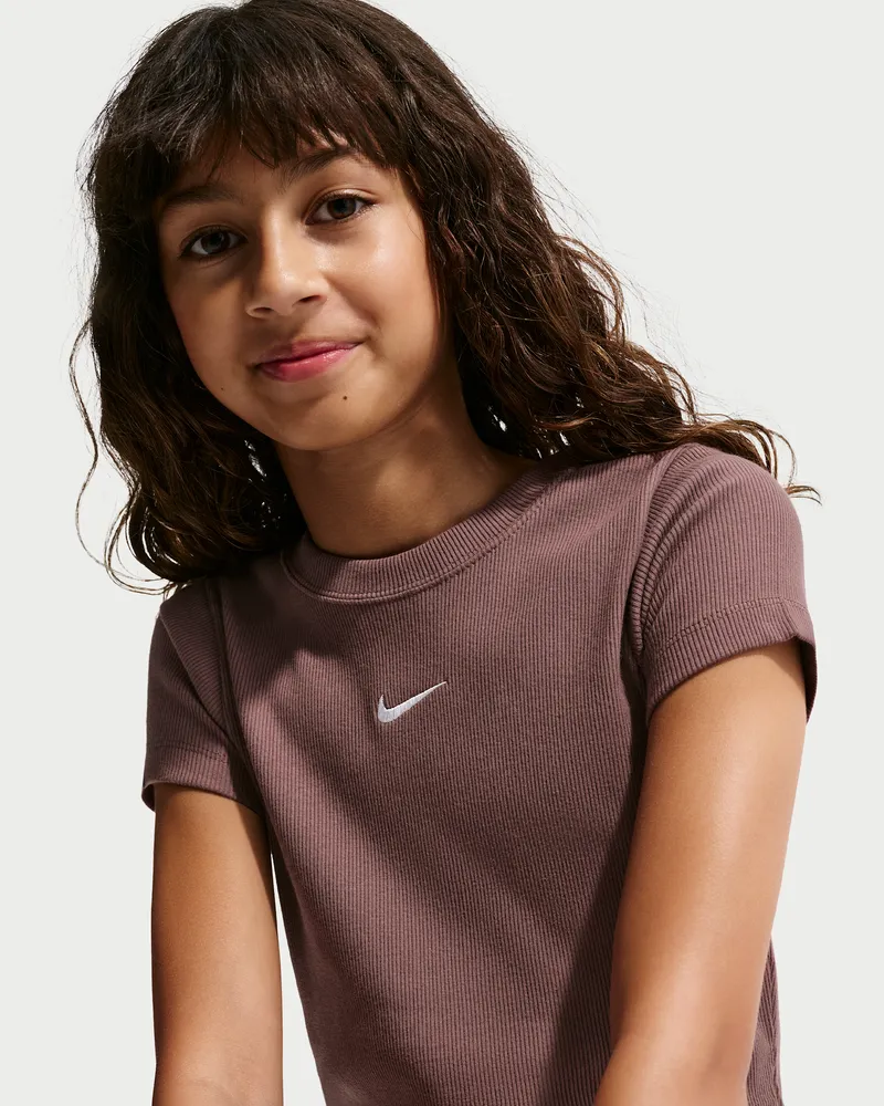 Nike Kurzes, geripptes T-Shirt in schmaler Passform für ältere Kinder (Mädchen) - Lila Lila
