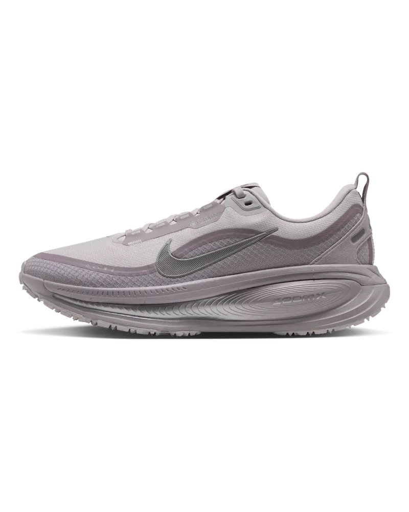 Nike Vomero 18 GORE-TEX Wasserdichter Straßenlaufschuh mit reflektierenden Designakzenten (Damen) - Grau Grau