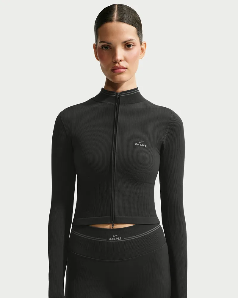 Nike SKIMS verkürzte Jacke mit durchgehendem Reißverschluss und nahtlosem Rippmaterial (Damen) - Schwarz Schwarz
