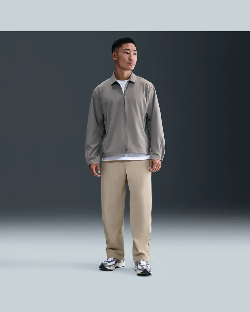 Nike 24.7 PerfectStretch Chinohose mit Dri-FIT-Technologie und lockerer Passform (Herren) - Braun Braun