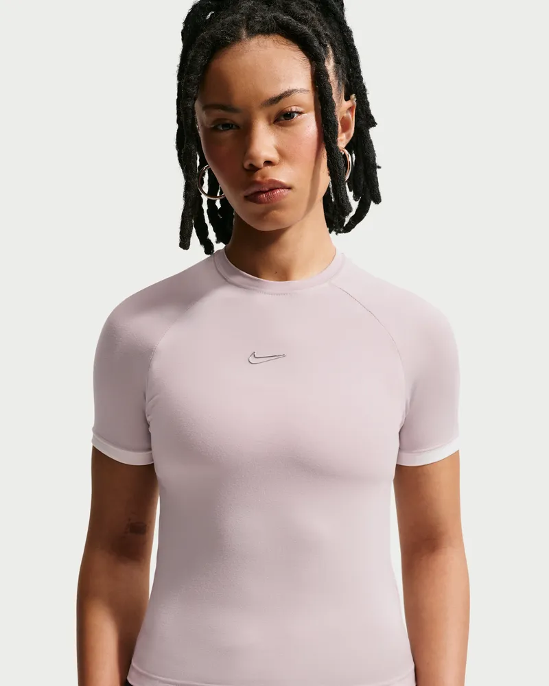 Nike Kurzarm-Oberteil mit enger Passform (Damen) - Lila Lila