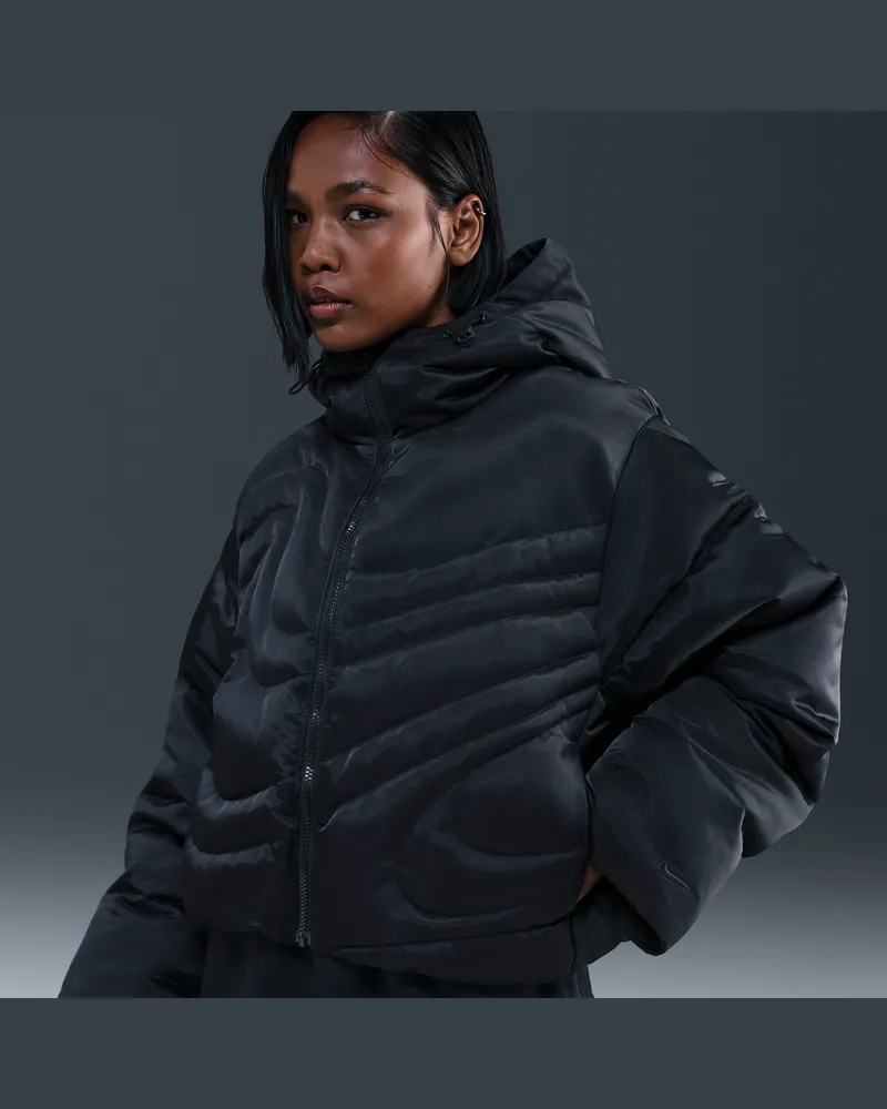 Nike Sportswear Swoosh Series Oversize-Puffer-Jacke mit Daunenfüllung und Therma-FIT-Technologie (Damen) - Schwarz Schwarz