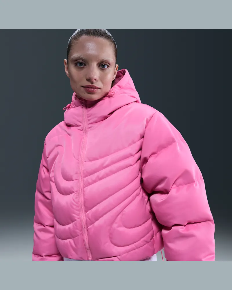 Nike Sportswear Swoosh Series Oversize-Puffer-Jacke mit Daunenfüllung und Therma-FIT-Technologie (Damen) - Pink Pink