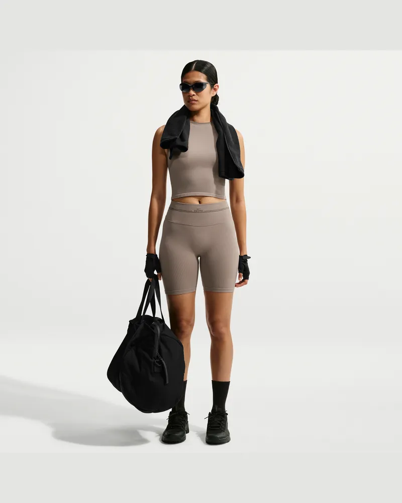 Nike SKIMS Shorts aus nahtlosem Rippmaterial (Damen, ca. 13 cm) - Braun Braun