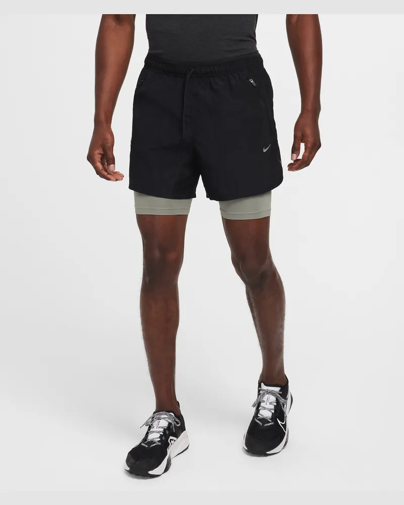 Nike Stride Running Division wasserabweisende 2-in-1-Laufshorts mit Dri-FIT-Technologie (Herren, ca. 12,5 cm) - Schwarz Schwarz