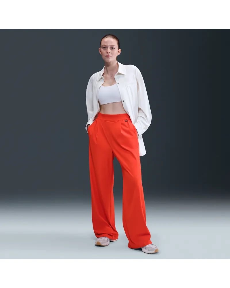 Nike 24.7 PerfectStretch Dri-Fit-Hose mit hohem Bund und weitem Bein (Damen) - Rot Rot