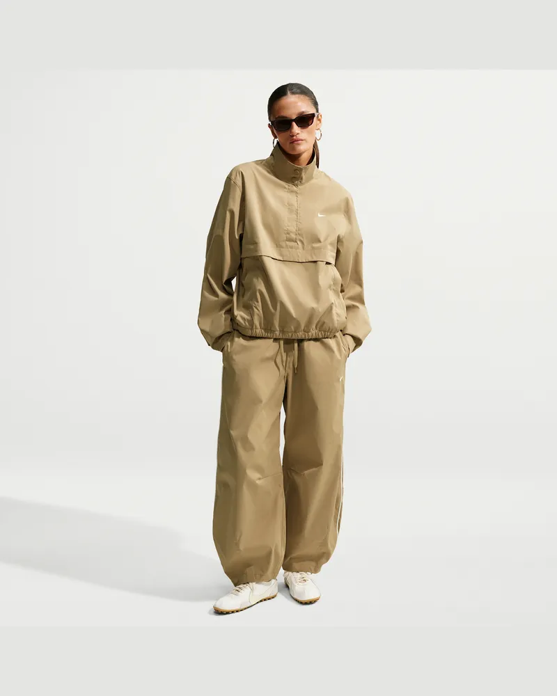 Nike Weite Barrel-Hose mit mittelhohem Bund von  (Damen) - Braun Braun