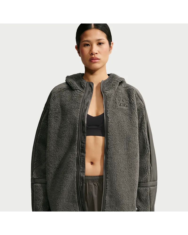 Nike SKIMS Sherpa Oversize-Jacke mit Kapuze und durchgehendem Reißverschluss (Damen) - Grau Grau