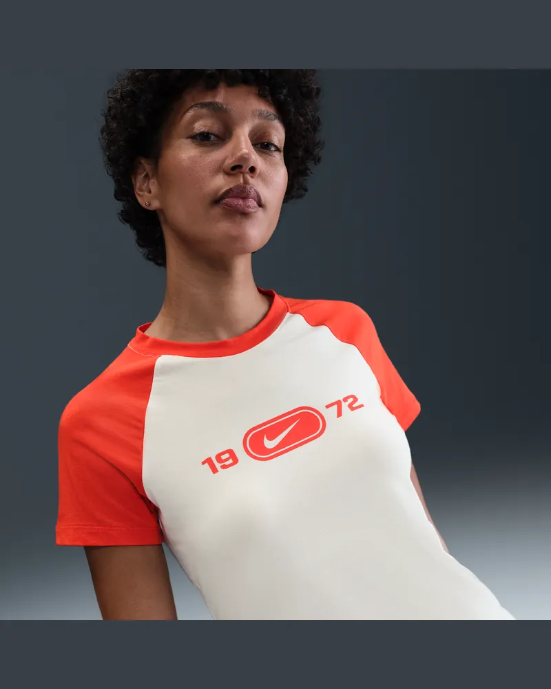 Nike Sportswear Chill Knit schmal geschnittenes T-Shirt mit Grafik (Damen) - Weiß Weiß