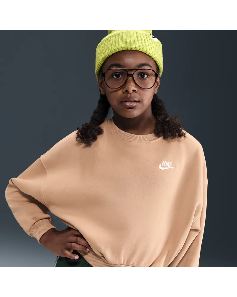 Nike Club Fleece-Sweatshirt mit Rundhalsausschnitt und kastiger Passform (Mädchen) - Braun Braun