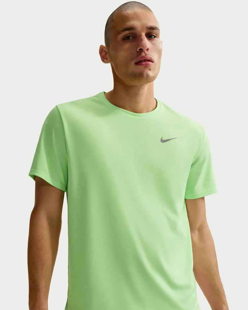 Nike Miler Nike Dri-FIT UV Kurzarm-Laufoberteil für Herren - Grün Grün