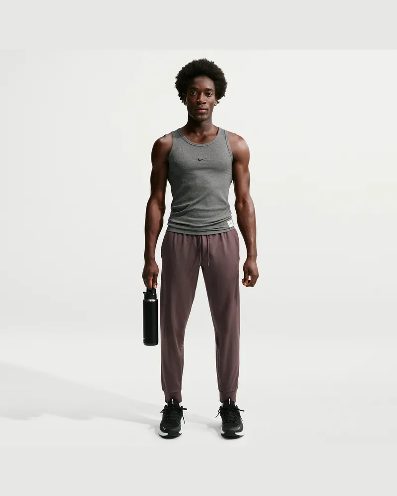 Nike Primary NanoKnit Performance Jogger mit Dri-FIT und UV-Schutz für Herren - Braun Braun