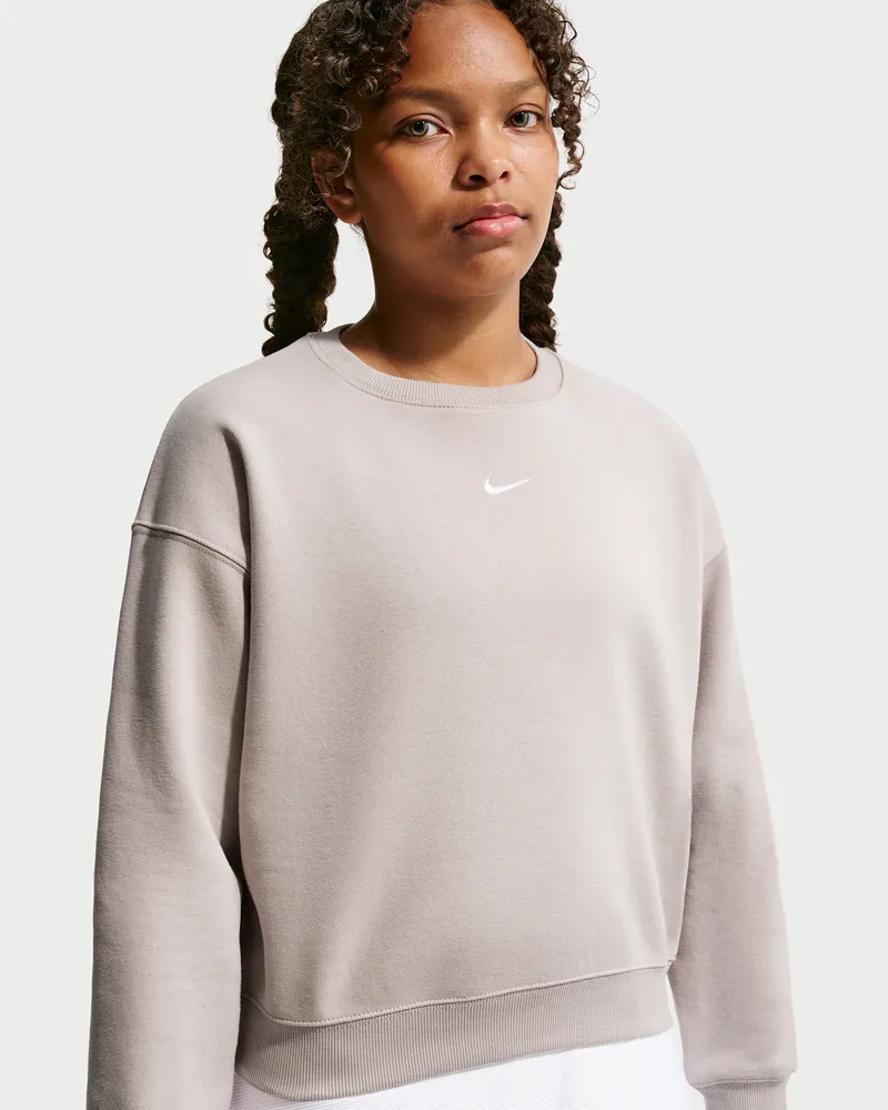 Nike Studio Fleece-Sweatshirt mit Rundhalsausschnitt und kastiger Passform (Mädchen) - Braun Braun