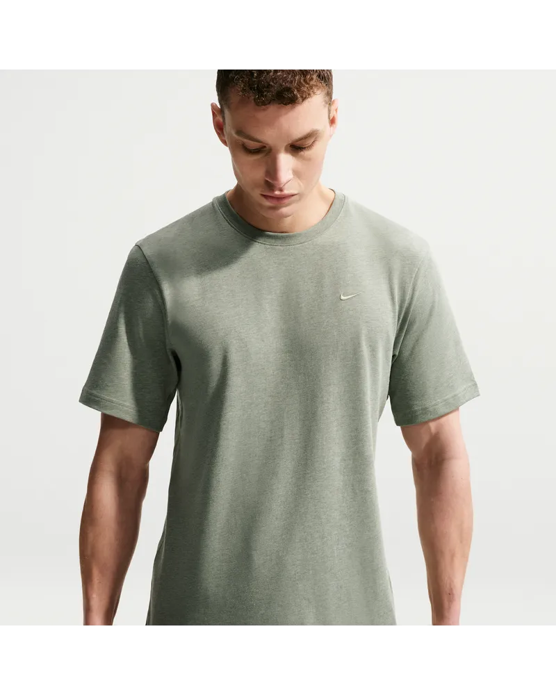 Nike Primary vielseitiges Nike Dri-FIT Kurzarm-Oberteil für Herren - Grün Grün