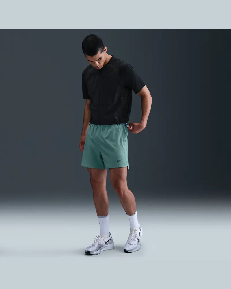 Nike Challenger vielseitige 2-in-1-Shorts mit Dri-FIT-Technologie (Herren, ca. 13 cm) - Grün Grün