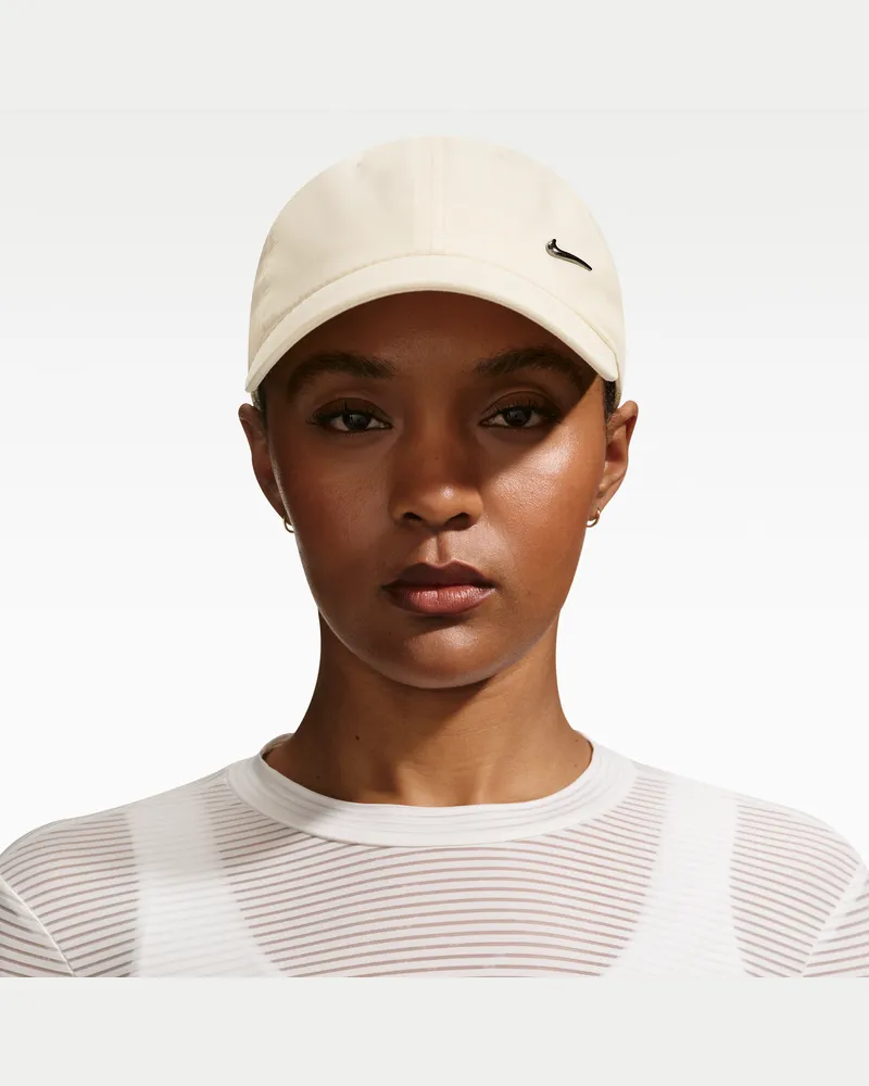 Nike Dri-FIT Club unstrukturierte Metall-Swoosh-Cap - Weiß Weiß