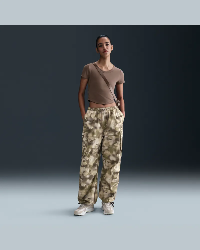 Nike Sportswear Oversize-Camo-Cargohose mit mittelhohem Bund (Damen) - Braun Braun