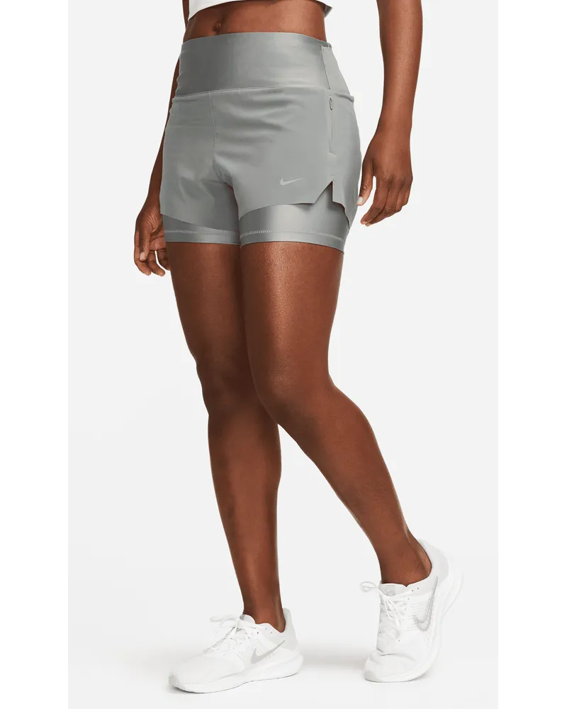 Nike Dri-FIT Swift 2-in-1-Laufshorts mit halbhohem Bund und Taschen für Damen (ca. 7,5 cm) - Grau Grau