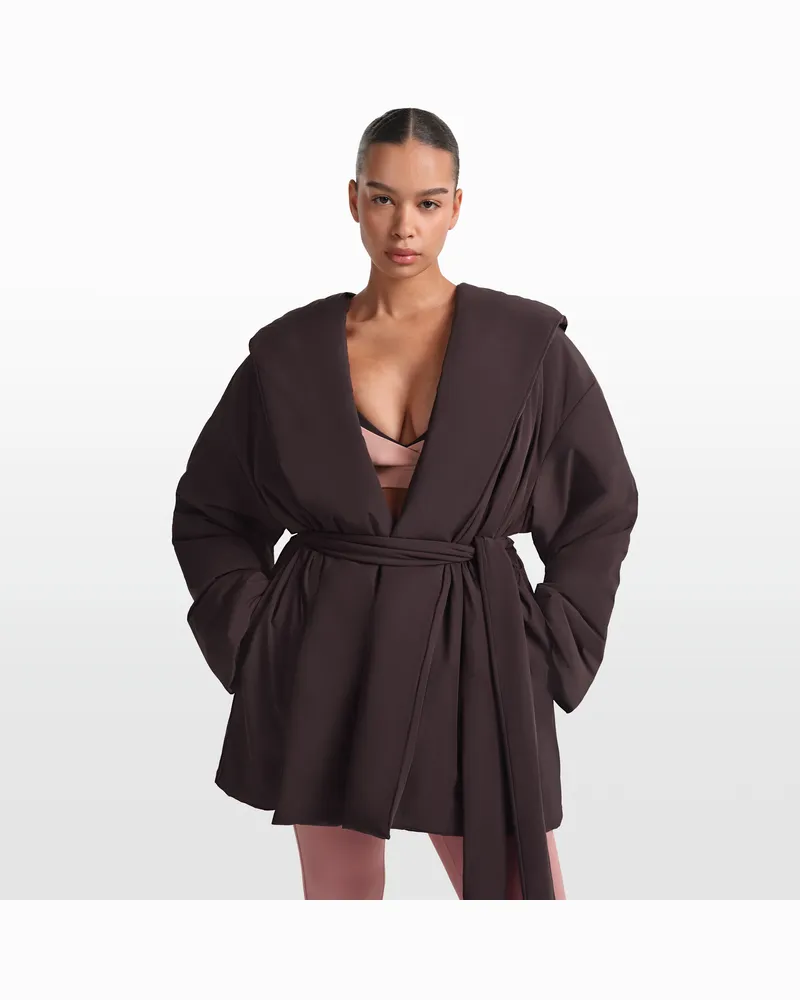 Nike SKIMS Wickelmantel aus gewebtem Nylon (Damen) - Braun Braun