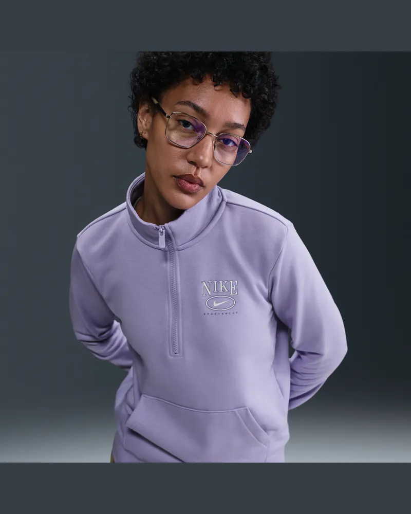Nike Club Fleece Oberteil mit Stehkragen, Halbreißverschluss und Grafik (Damen) - Lila Lila