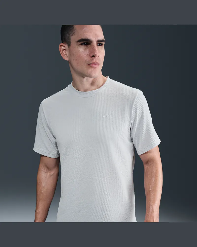 Nike Primary vielseitiges Dri-FIT Kurzarm-Oberteil aus Seersucker (Herren) - Grau Grau