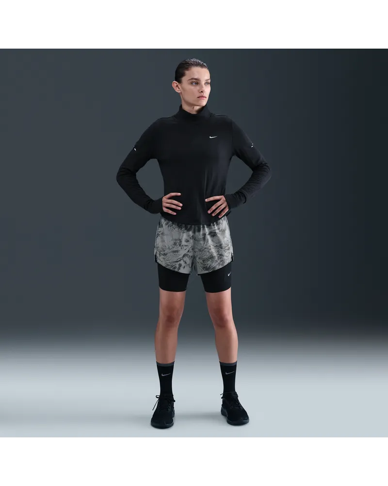 Nike Swift 2-in-1-Laufshorts mit reflektierenden Details und mittelhohem Bund (Damen) - Grau Grau