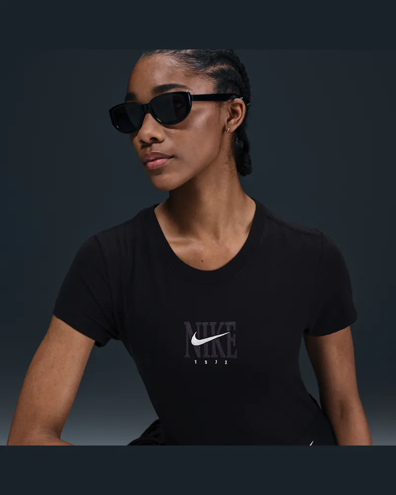 Nike Kurzarmshirt mit schmaler Passform und Grafik (Damen) - Schwarz Schwarz
