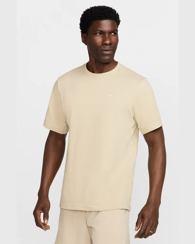 Nike Primary vielseitiges Nike Dri-FIT Kurzarm-Oberteil für Herren - Braun Braun