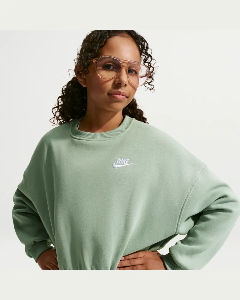 Nike Club Fleece-Sweatshirt mit Rundhalsausschnitt und kastiger Passform (Mädchen) - Grün Grün