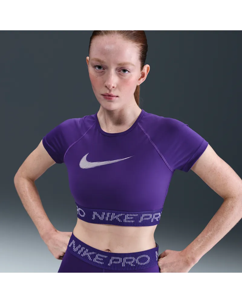 Nike Pro Dri-FIT kürzer geschnittenes Kurzarmshirt mit Grafik (Damen) - Lila Lila