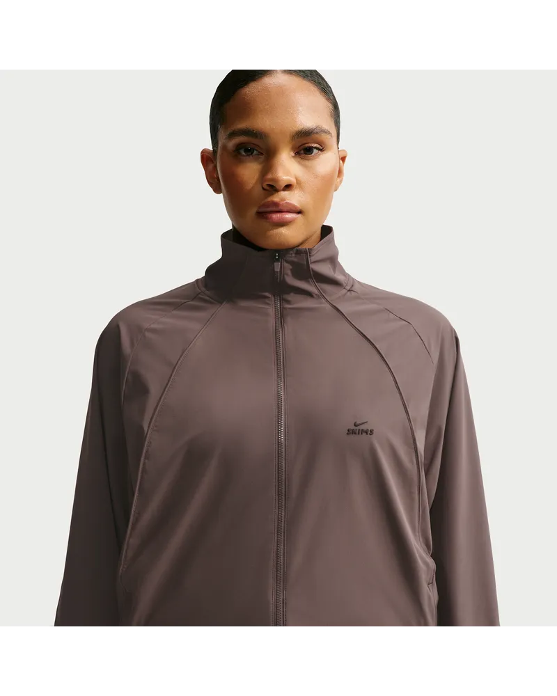 Nike SKIMS Stretch Nylon Oversize-Jacke (Damen) - Braun Braun