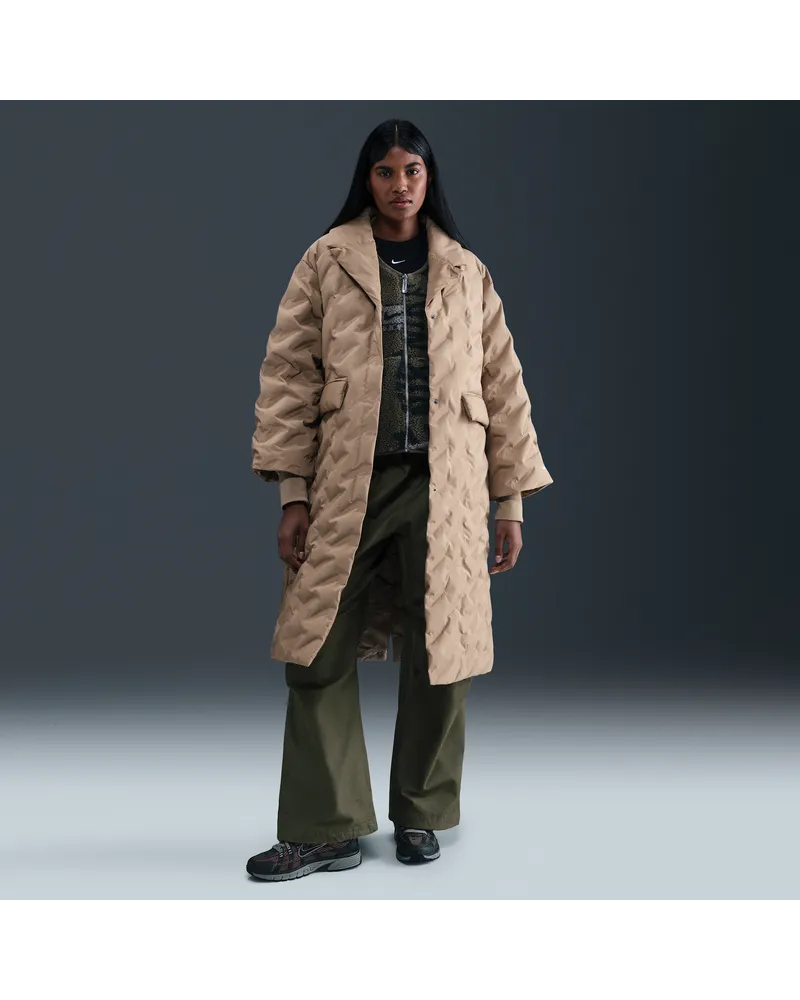 Nike Swoosh Series Oversize-Trenchcoat mit Daunenfüllung und Therma-FIT-Technologie (Damen) - Braun Braun