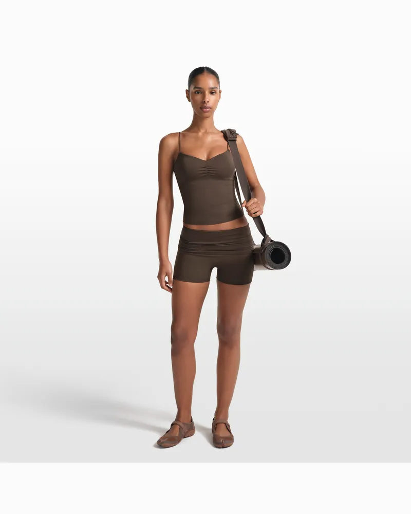 Nike SKIMS Matte 7,5 cm lange Shorts mit umklappbarem Bund (Damen) - Braun Braun