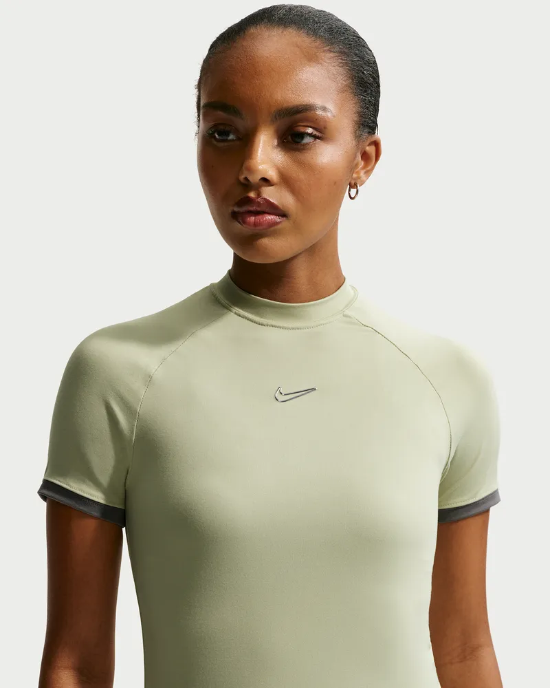 Nike Kurzarm-Oberteil mit enger Passform (Damen) - Grün Grün