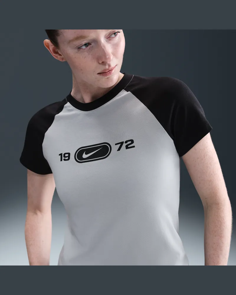 Nike Sportswear Chill Knit schmal geschnittenes T-Shirt mit Grafik (Damen) - Grau Grau