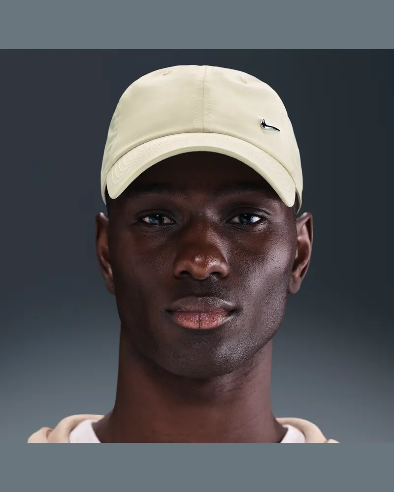 Nike Dri-FIT Club unstrukturierte Metall-Swoosh-Cap - Braun Braun