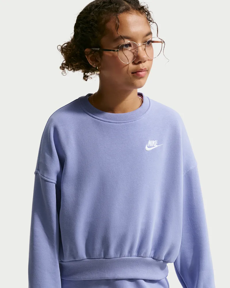 Nike Club Fleece-Sweatshirt mit Rundhalsausschnitt und kastiger Passform (Mädchen) - Lila Lila