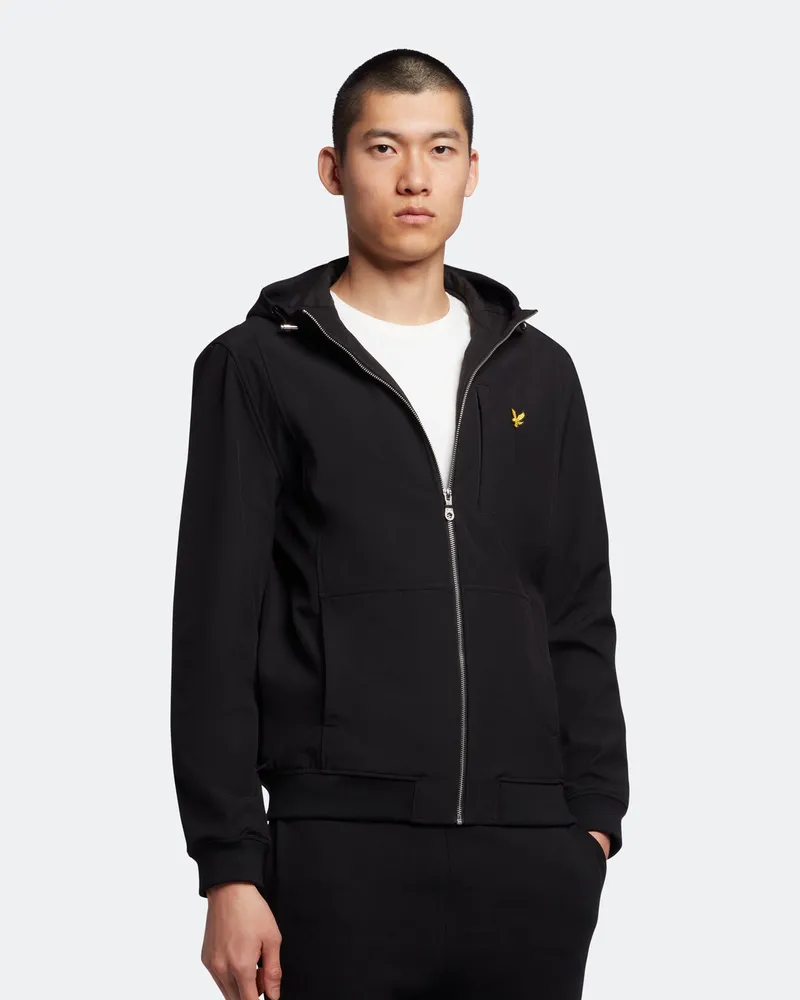 Lyle & Scott Die  Softshell-Jacke ist mit ihrem elastischen Saum, den Ärmelbündchen, der verstellbaren Kapuze und den unauffälligen Taschen das ganze Jahr über ein Must-have. Die klassische Silhouette aus strapazierfähigem Softshell und mit unserem Golden Eagle veredelt, wertet jeden Freizeitlook auf und hält die Elemente in Schach. Mit verstärkten Nähten und strapazierfähigen Reißverschlüssen.n nPassform: RegulärnDie Jacke ist so geschnitten, dass sie weder zu eng noch zu weit am Körper anliegt, so dass Sie einen klassischen, zeitlos eleganten Look erhalten. Wir empfehlen Ihnen, Ihre normale Größe zu bestellen, aber wenn Sie zwischen zwei Größen schwanken, nehmen Sie eine Nummer größer Schwarz