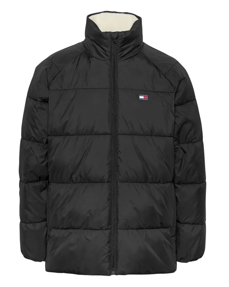 Tommy Hilfiger Herrenjacke der Marke  in der Farbe schwarz. Die Jacke ist aus recyceltem Polyester hergestellt und hat eine normale Passform. Auf der Brust befindet sich das kultige Tommy-Logo.  Marke: Tommy JeansModellname: Vail Puffer JacketKategorie: HerrenjackeMaterialien: recyceltes PolyesterFarbe: schwarz Schwarz