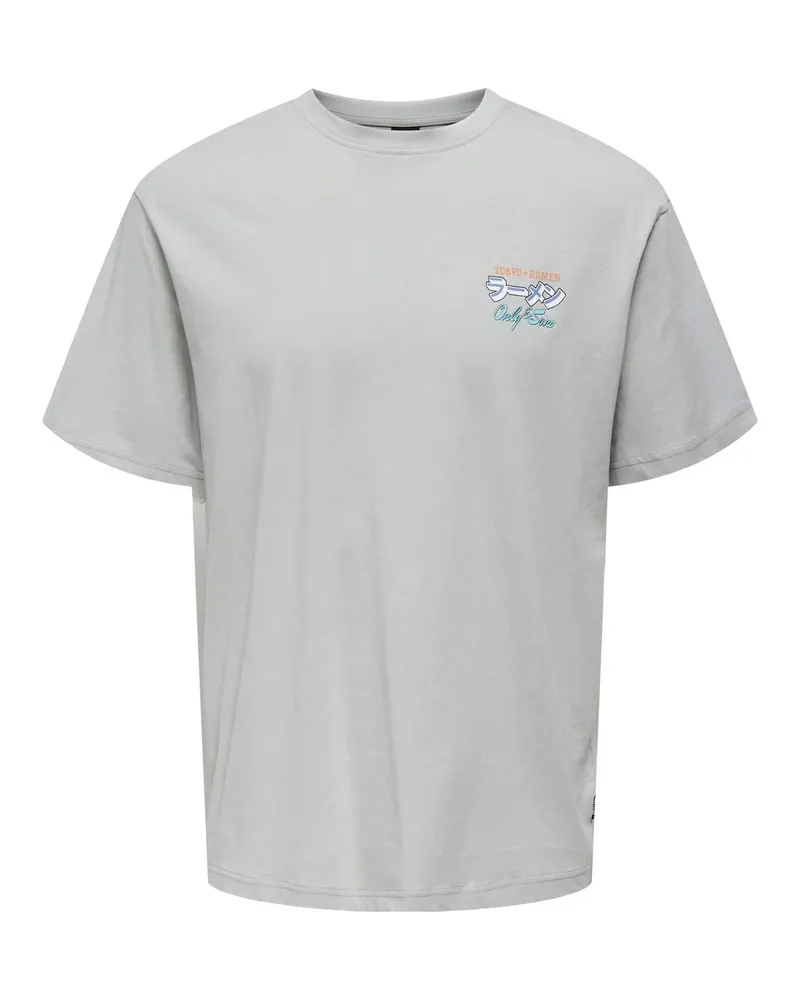 Only & Sons Entdecke ultimativen Tragekomfort mit unserem Kurzarm-T-Shirt in lockerer Passform und mit Rundhalsausschnitt. Ein beidseitiger modischer Print verleiht ihm eine dynamische Note. Das dehnbare Material bietet uneingeschränkte Bewegungsfreiheit. Ein gewebter Labelpatch sorgt für eine markante Detailarbeit. Trage es solo oder lege es für einen lässigen Look. Ein Must-have für jeden, der Stil und Bequemlichkeit schätzt Hellgrau