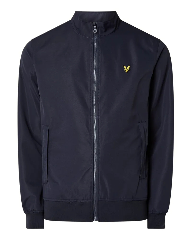 Lyle & Scott Die  Trichterhalsjacke mit Mesh-Backing ist mit einem Innennetz ausgestattet, das die Atmungsaktivität fördert. Ein Muss bei Übergangswetter und wenn Sie leichte Jacken mit normaler Passform bevorzugen. Mit durchgehendem Marken-Reißverschluss auf der Vorderseite und Reißverschluss-Handtaschen Marineblau