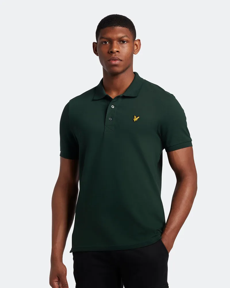 Lyle & Scott Als ultimative Stilikone von  steht unser einfarbiges Poloshirt seit Jahrzehnten an der Spitze der Mode. Erhältlich in einer Vielzahl von Farben und hergestellt aus einer leichten, weichen Baumwollmischung, sind unsere Polos ein Muss für jeden Kleiderschrank. Mit Elastananteil für zusätzliche Dehnbarkeit und mit klassischem Rippkragen und Manschetten, Dreiknopfleiste mit Detailnähten sowie unserem charakteristischen Steinadler, einem Zeichen echter britischer Tradition.   Passform: Regulär Das Hemd ist so geschnitten, dass es weder zu eng noch zu locker sitzt und Ihnen einen klassischen, zeitlos eleganten Look verleiht. Wir empfehlen Ihnen, Ihre übliche Größe zu bestellen, aber wenn Sie zwischen zwei Größen schwanken, nehmen Sie eine Nummer größer Grün