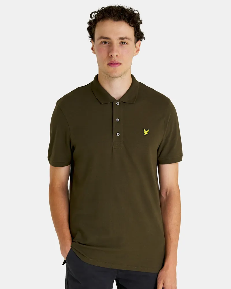 Lyle & Scott Als ultimative Stilikone von  steht unser einfarbiges Poloshirt seit Jahrzehnten an der Spitze der Mode. Erhältlich in einer Vielzahl von Farben und hergestellt aus einer leichten, weichen Baumwollmischung, sind unsere Polos ein Muss für jeden Kleiderschrank. Mit Elastananteil für zusätzliche Dehnbarkeit und mit klassischem Rippkragen und Manschetten, Dreiknopfleiste mit Detailnähten sowie unserem charakteristischen Steinadler, einem Zeichen echter britischer Tradition.   Passform: Regulär Die Passform ist so gewählt, dass sie weder zu eng noch zu locker sitzt und Ihnen einen klassischen, zeitlos eleganten Look verleiht. Wir empfehlen Ihnen, Ihre übliche Größe zu bestellen, aber wenn Sie zwischen zwei Größen schwanken, nehmen Sie eine Nummer größer Oliv