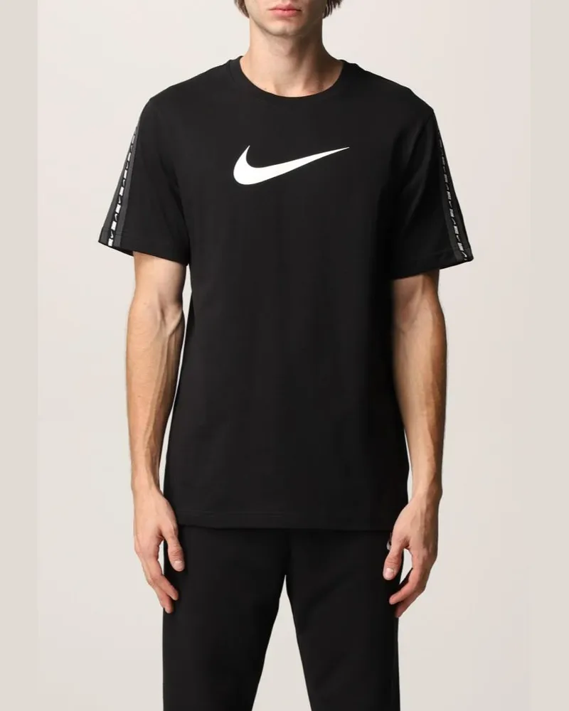 Nike Sportswear Repeat T Shirt Club in Schwarz Schwarz