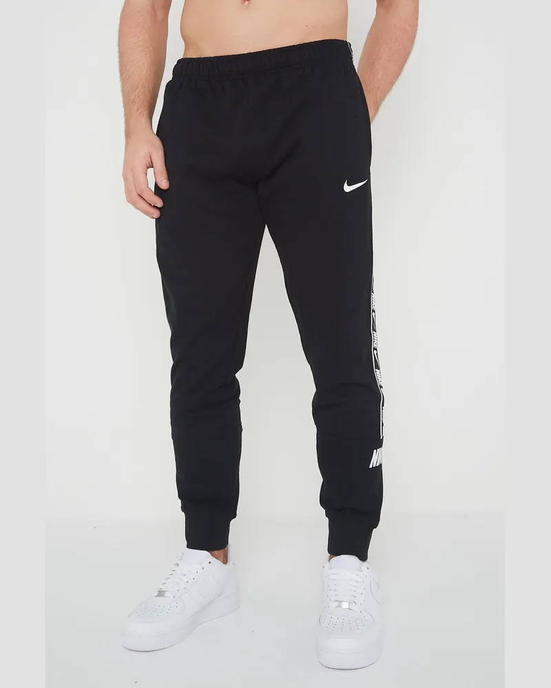 Nike Herren Wiederholung Taping Logo Fleece Cuffed Jogger in Schwarz Schwarz
