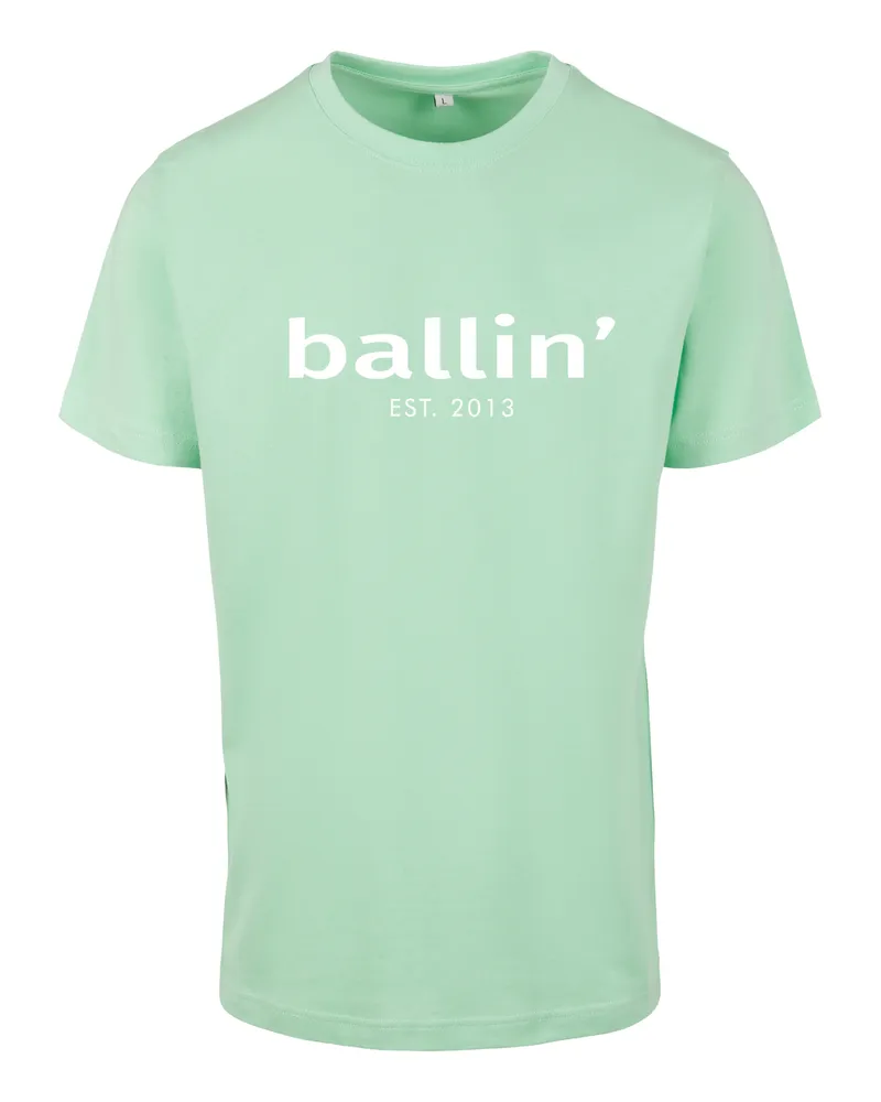 Ballin Herren-T-Shirt von der Marke  Est. 2013. Diese Shirts von Ballin Est. 2013 sind aus 100% Bio-Baumwolle hergestellt und haben Regular fit. Dies ist eine etwas engere Passform. Die weiche Baumwolle sorgt für einen hohen Tragekomfort.  Modellbezeichnung: Regular Fit ShirtKategorie: Herren-T-ShirtMaterialien: Bio-BaumwolleFarbe: mintgrün Grün