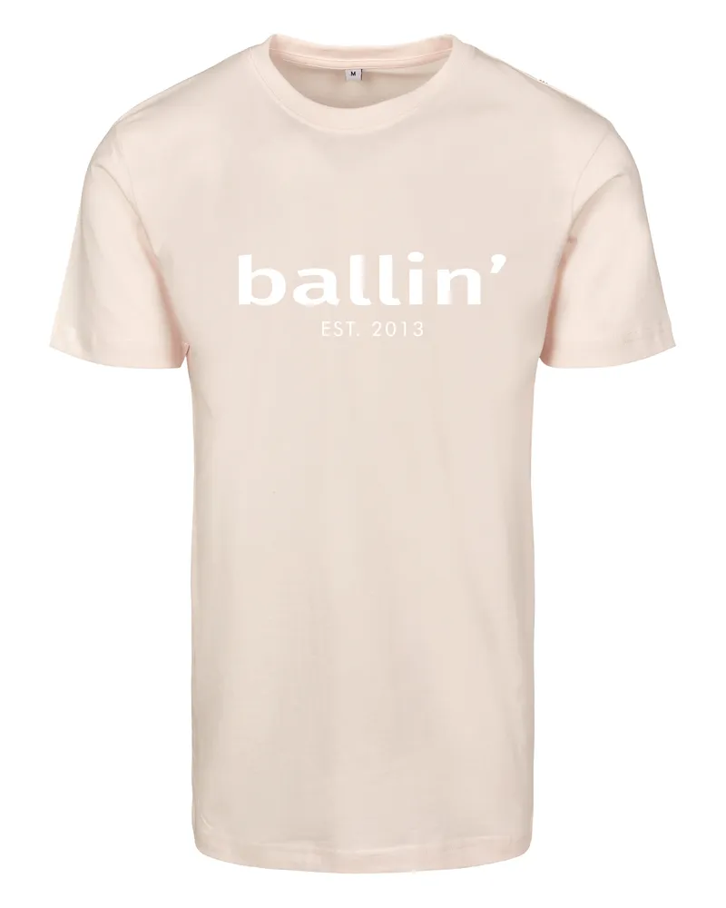 Ballin Herren-T-Shirt von der Marke  Est. 2013. Diese Shirts von Ballin Est. 2013 sind aus 100% Bio-Baumwolle hergestellt und haben Regular fit. Dies ist eine etwas engere Passform. Die weiche Baumwolle sorgt für einen hohen Tragekomfort.  Modellbezeichnung: Regular Fit ShirtKategorie: Herren-T-ShirtMaterialien: Bio-BaumwolleFarbe: hellrosa Rosa