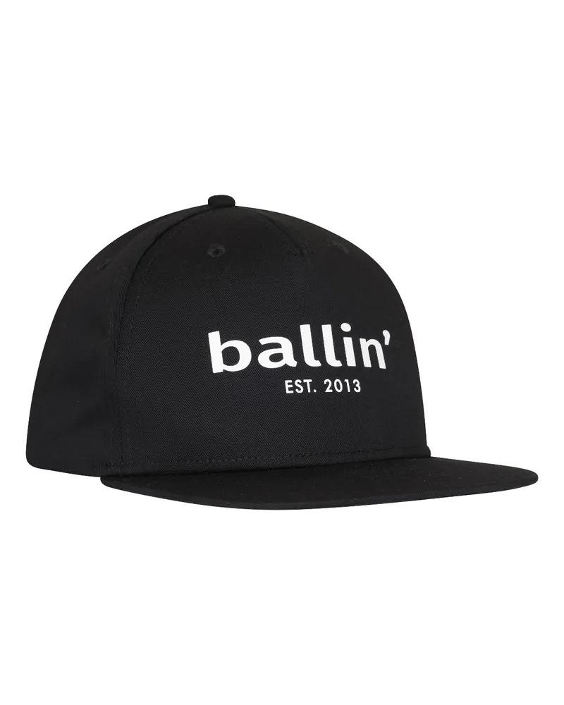 Ballin Diese  Snapback Cap ist aus der neuen Ballin Est. 2013 Streetwear-Kollektion. Die Kappe hat 5 Panels und eine gerade Klappe. Das elastische Schweißband im Inneren der Kappe sorgt für ein trockenes und angenehmes Tragegefühl. Die Kappe verfügt über Belüftungslöcher für optimalen Komfort und kann auf der Rückseite in der Größe verstellt werden. Auf der Vorderseite der Kappe befindet sich ein Ballin Est. 2013 Logo auf der Vorderseite.  Diese Ballin Snapback Cap ist aus der neuen Ballin Est. 2013 Streetwear-Kollektion. Die Kappe ist 5-teilig und hat einen geraden Überschlag. Das elastische Schweißband auf der Innenseite der Kappe sorgt für ein trockenes und angenehmes Tragegefühl. Die Kappe verfügt über Belüftungslöcher für optimalen Komfort und kann auf der Rückseite in der Größe verstellt werden. Auf der Vorderseite der Kappe befindet sich ein Ballin Est. 2013 Logo auf der Vorderseite Schwarz